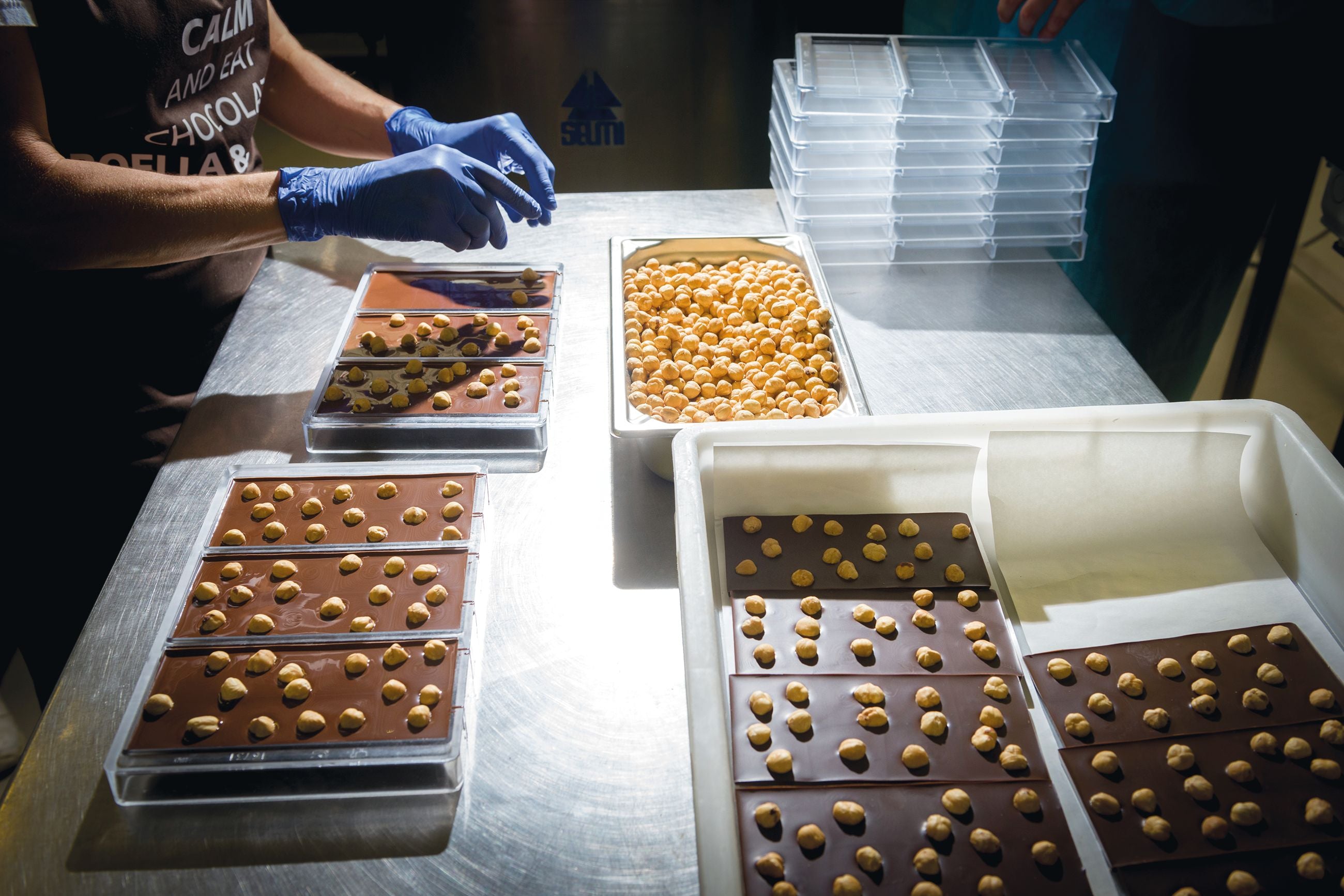 decorazione-manuale-cioccolato-nocciole-piemonte-igp-Boella-Sorrisi.jpg